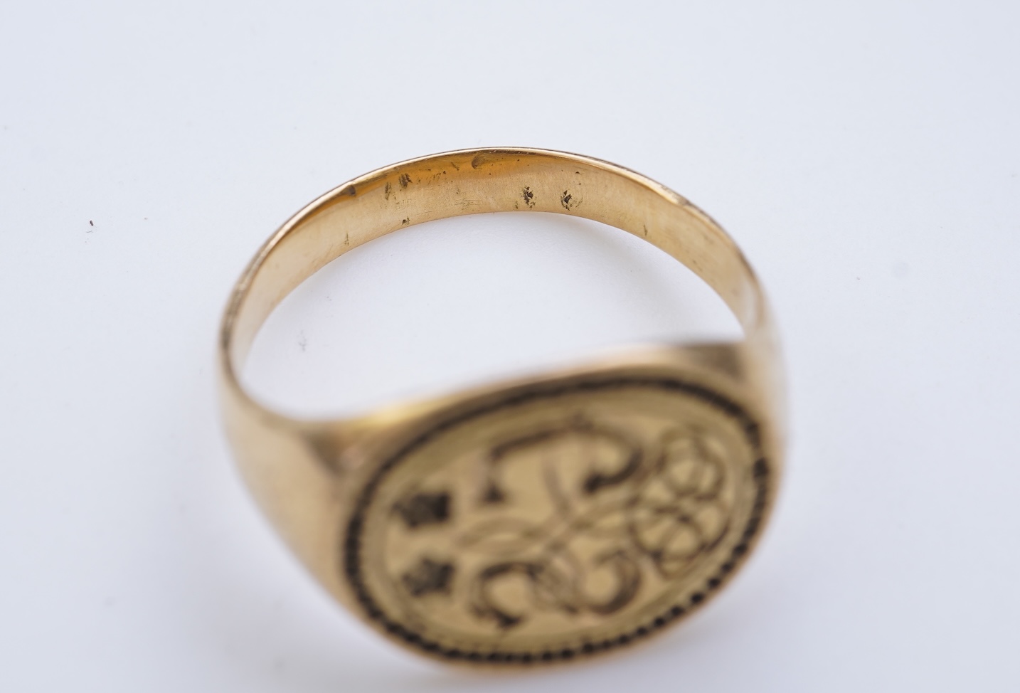 A rare Elizabethan gold signet ring, England, late 16th century